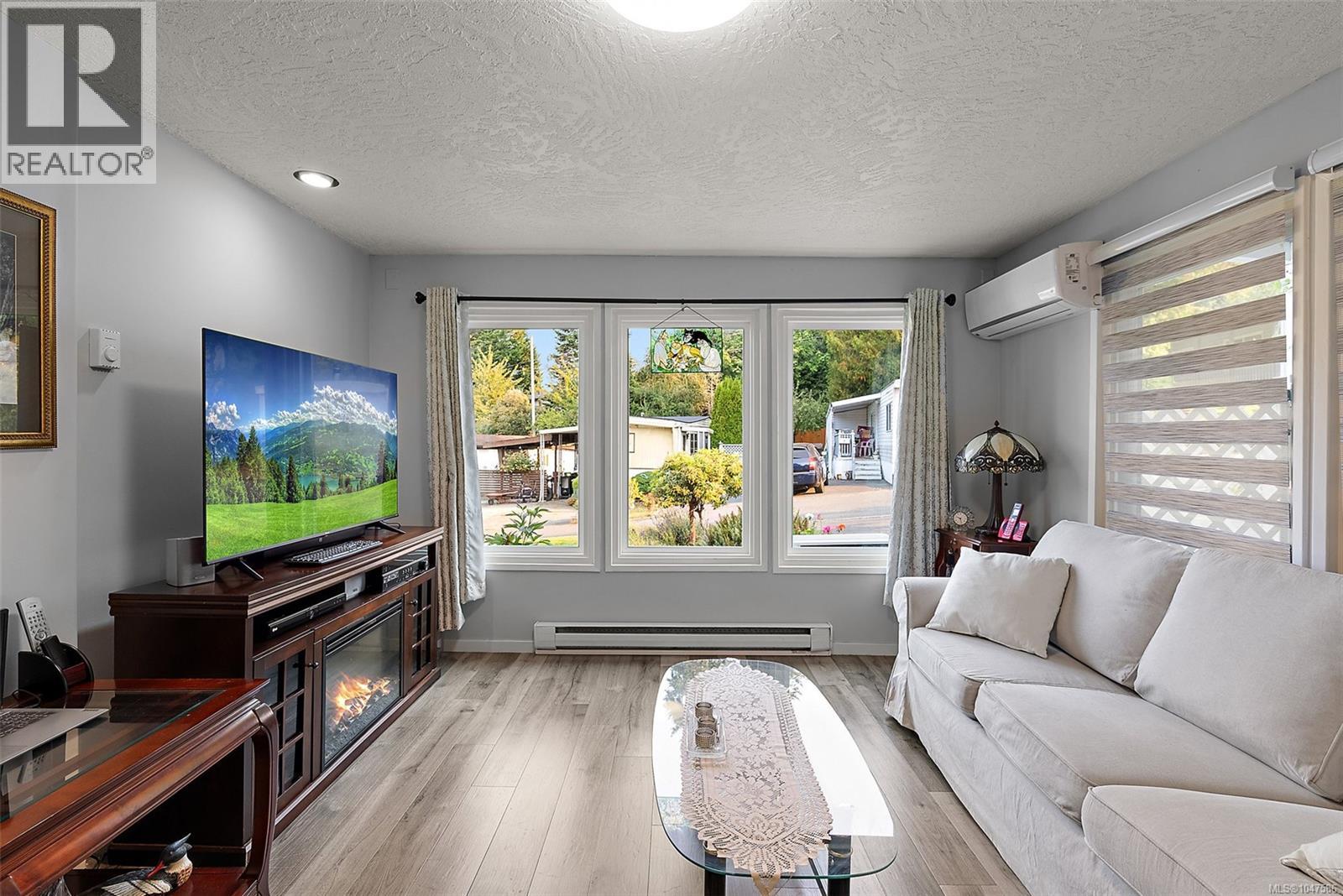 19 2587 Selwyn Rd Property Photo 2