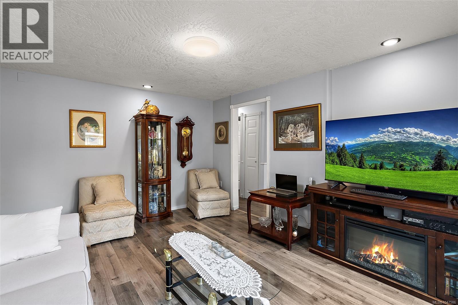 19 2587 Selwyn Rd Property Photo 4