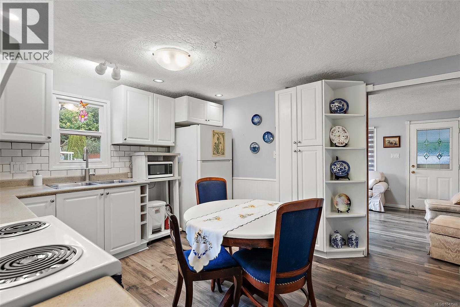 19 2587 Selwyn Rd Property Photo 6