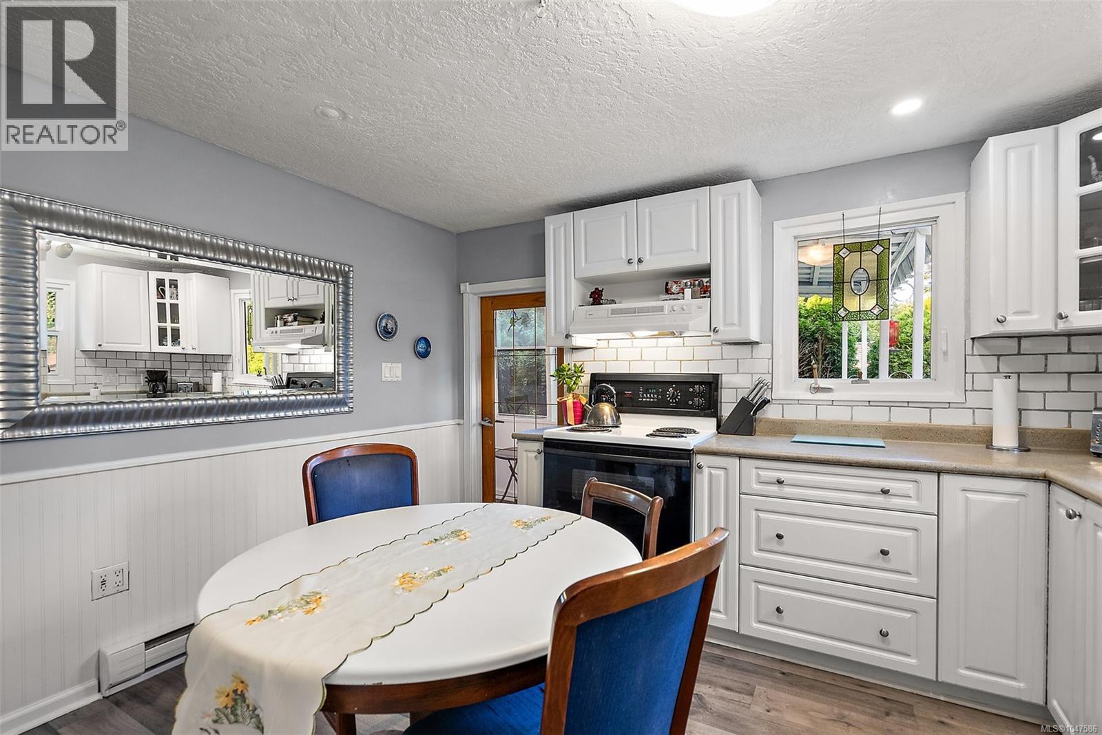 19 2587 Selwyn Rd Property Photo 7