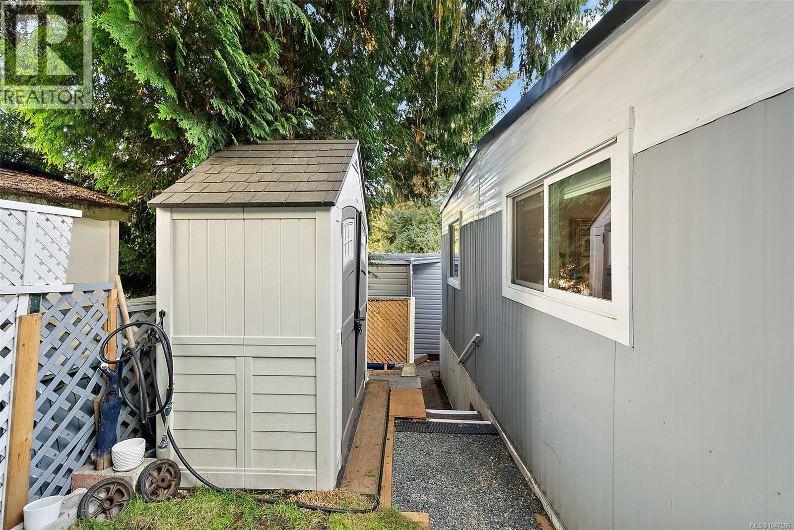 19 2587 Selwyn Rd Property Photo 15