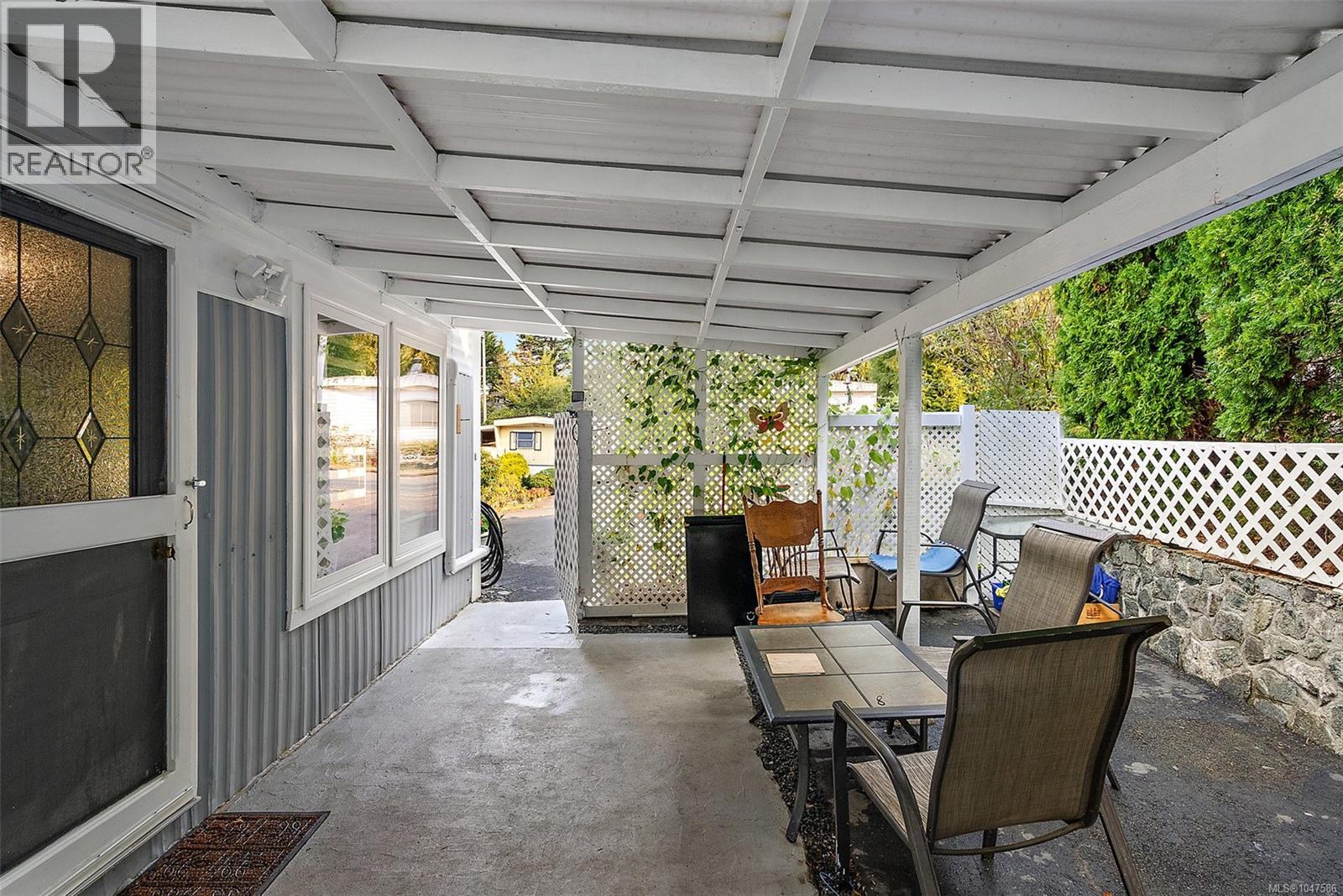 19 2587 Selwyn Rd Property Photo 17