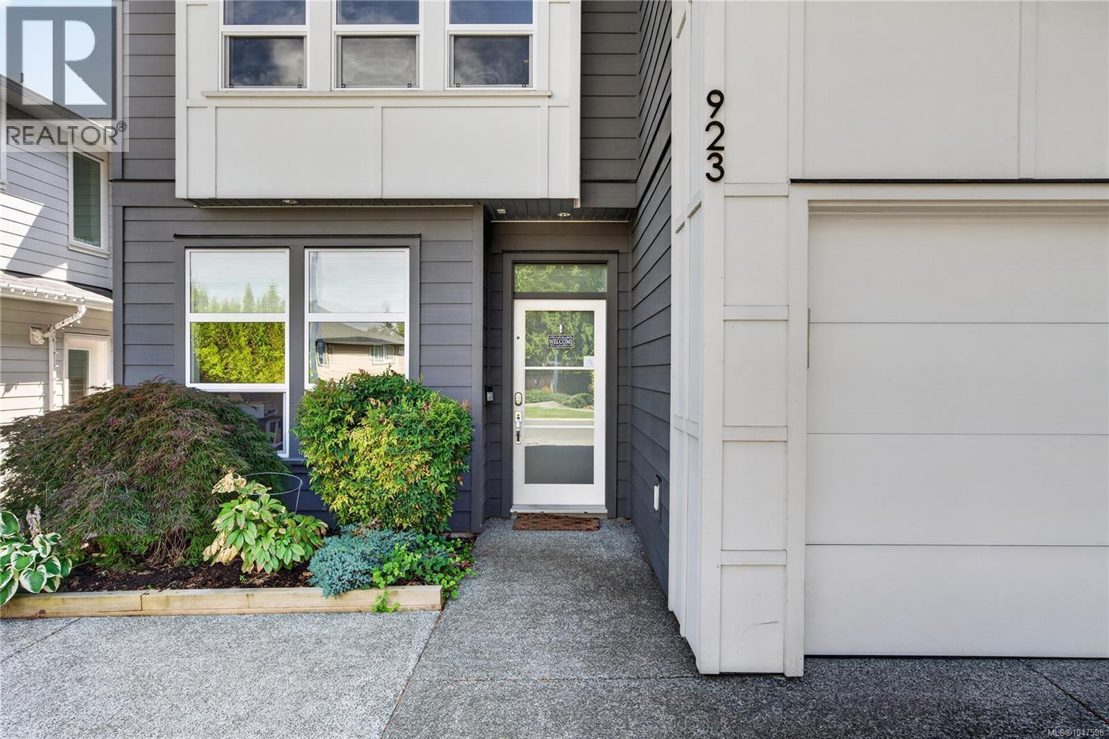 923 Randall Pl Property Photo 36