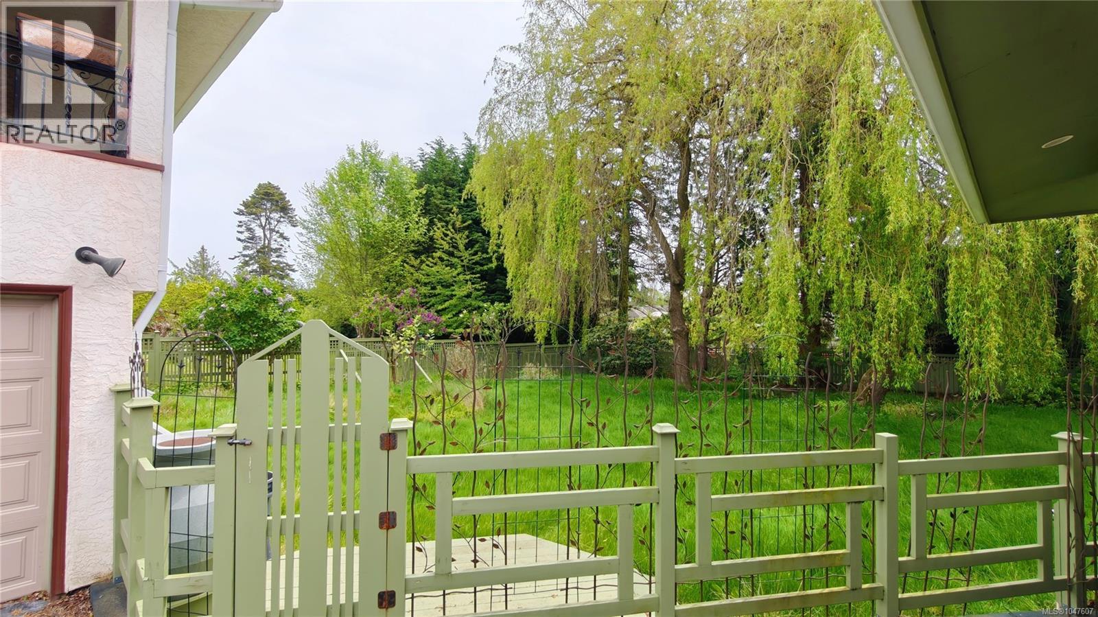 1637 Warren Gdns Property Photo 5