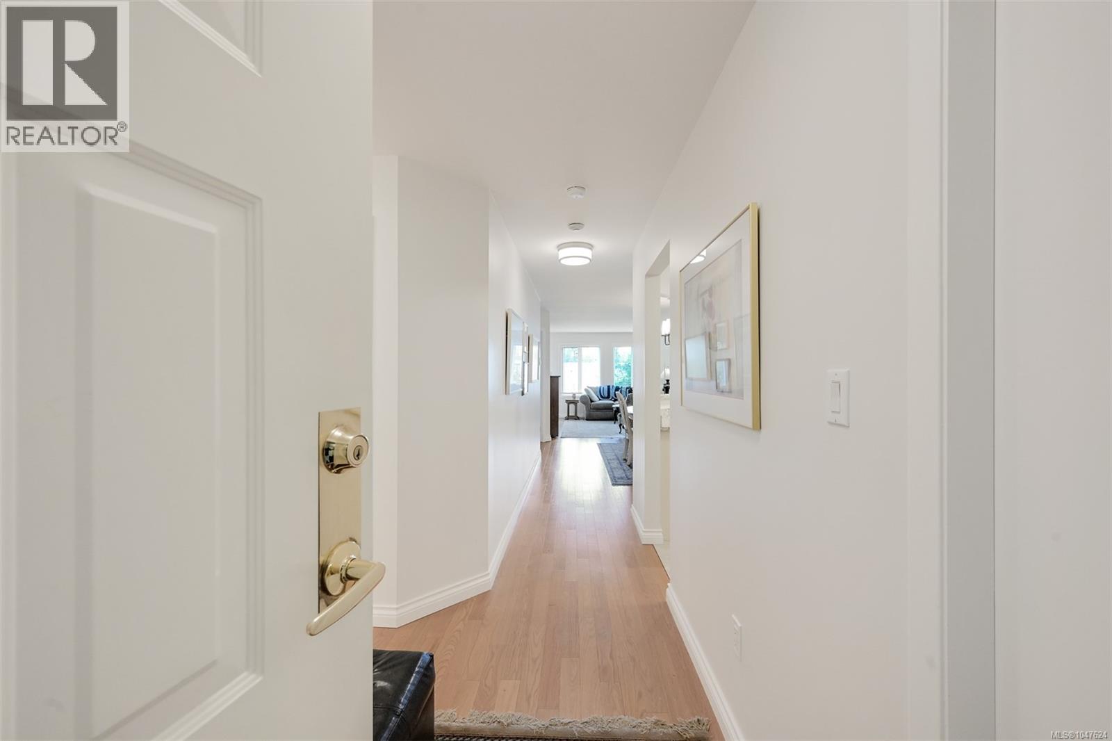 203 1477 Yale St Property Photo 2