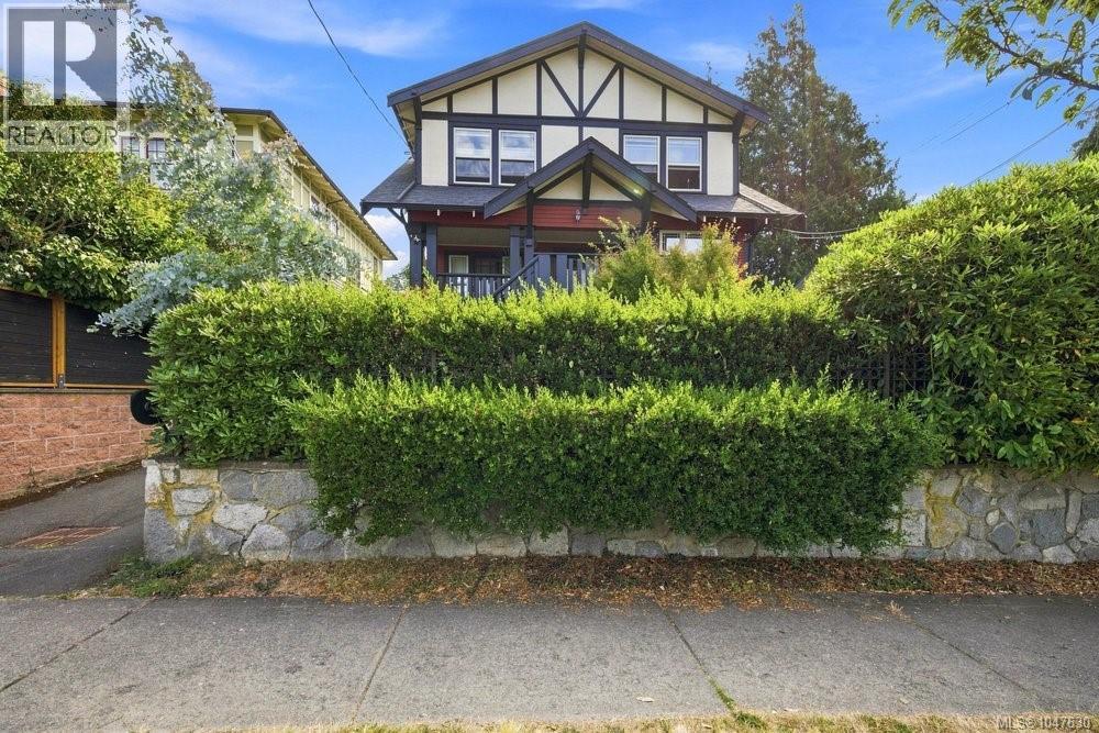 2 307 Moss St Property Photo 1