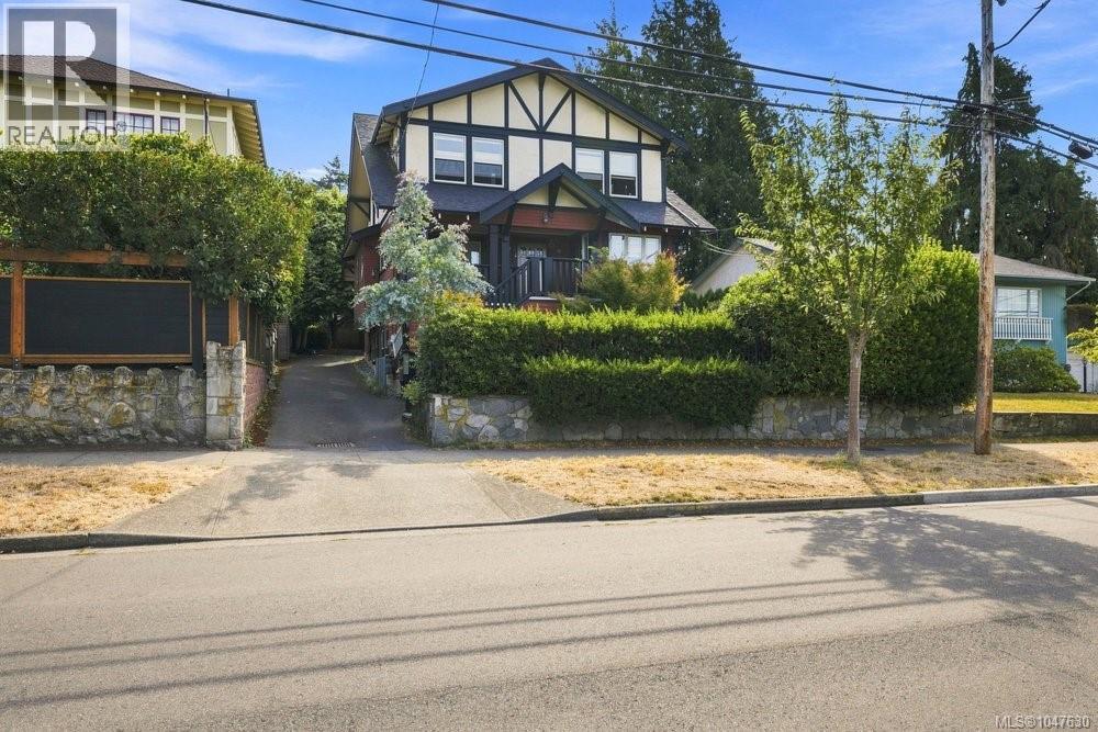 2 307 Moss St Property Photo 2