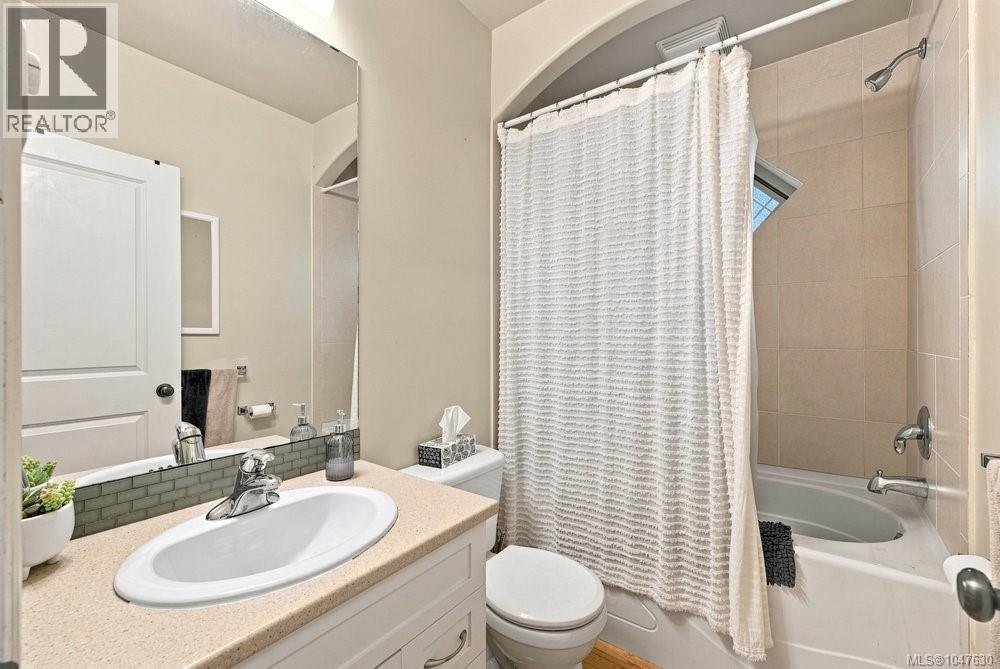 2 307 Moss St Property Photo 18