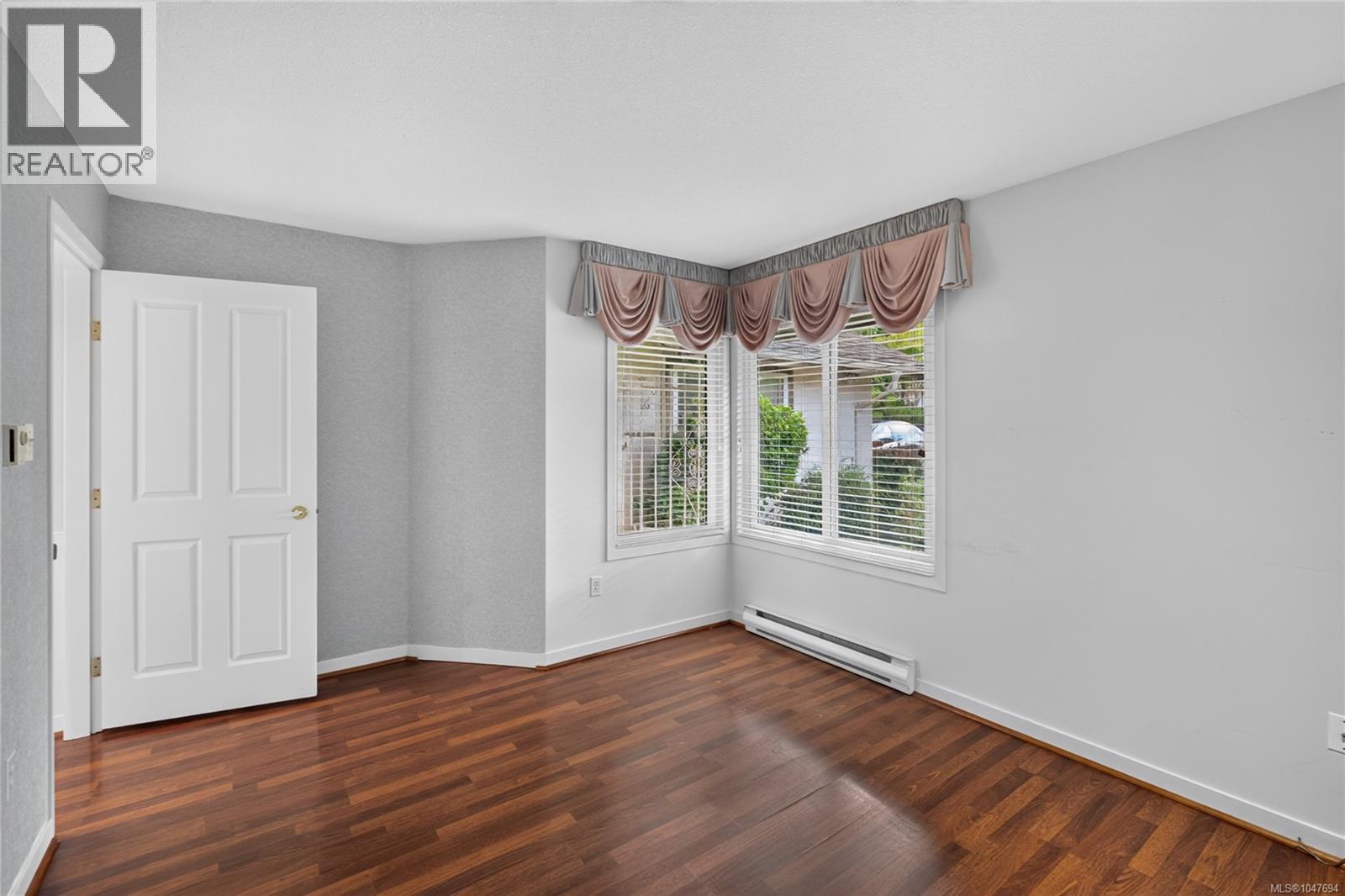 1 885 Berwick Rd S Property Photo 18