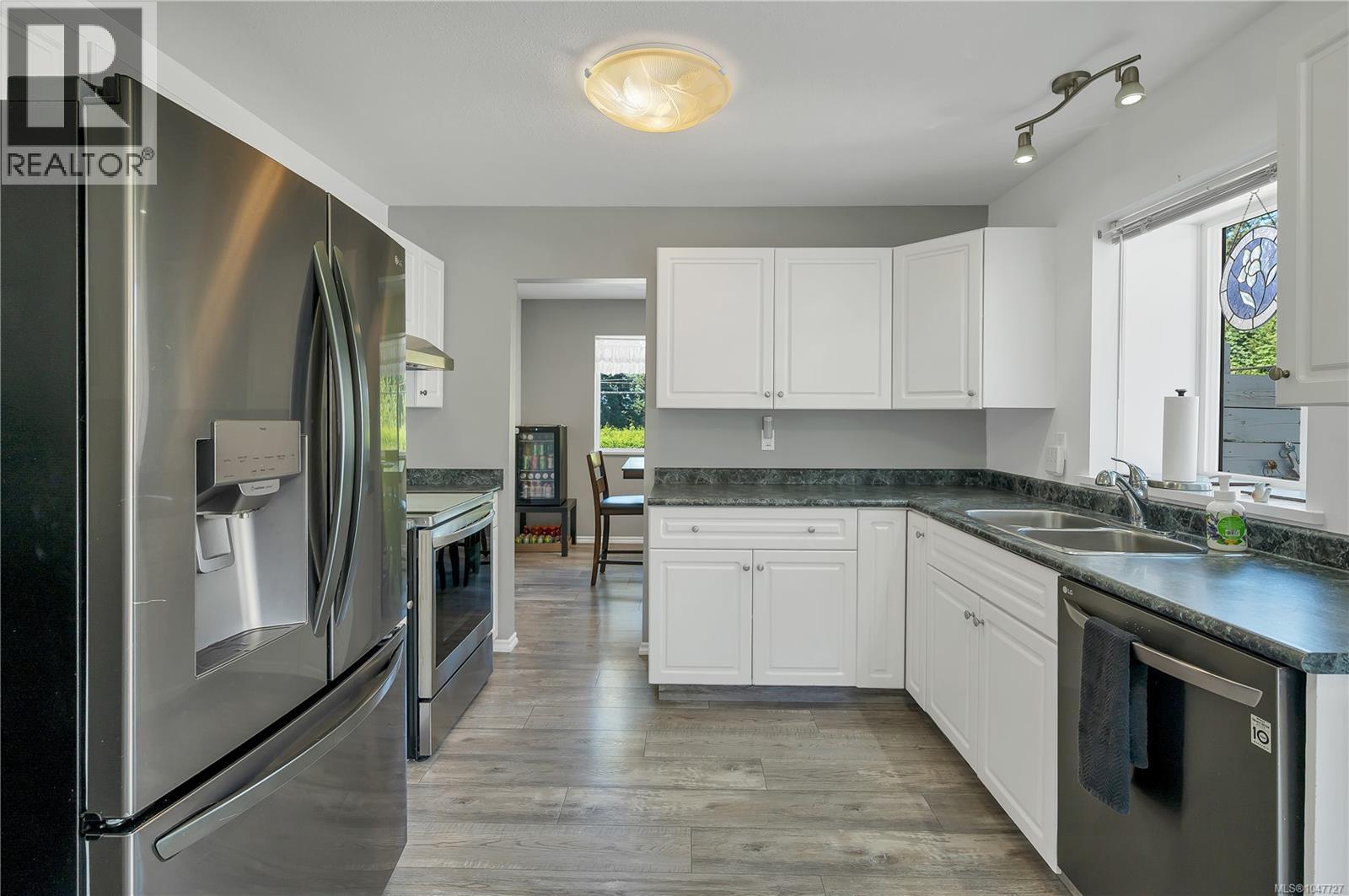 825 Pinecrest Rd Property Photo 3