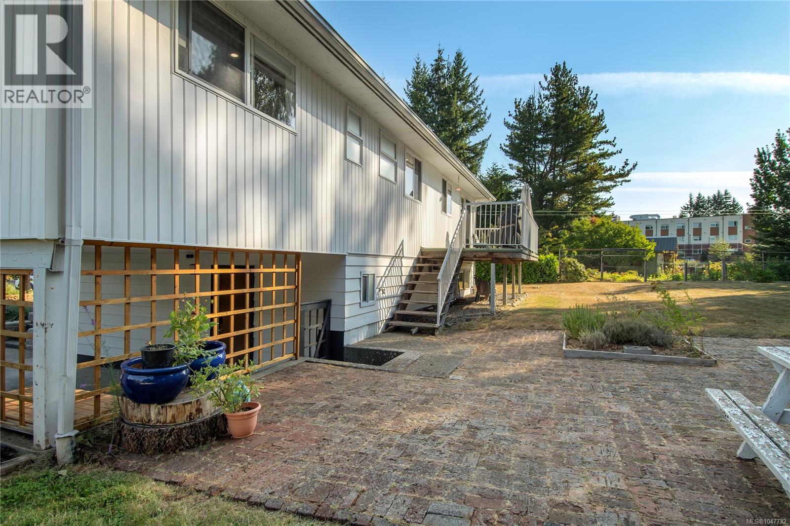 631 Warden Cds Property Photo 34