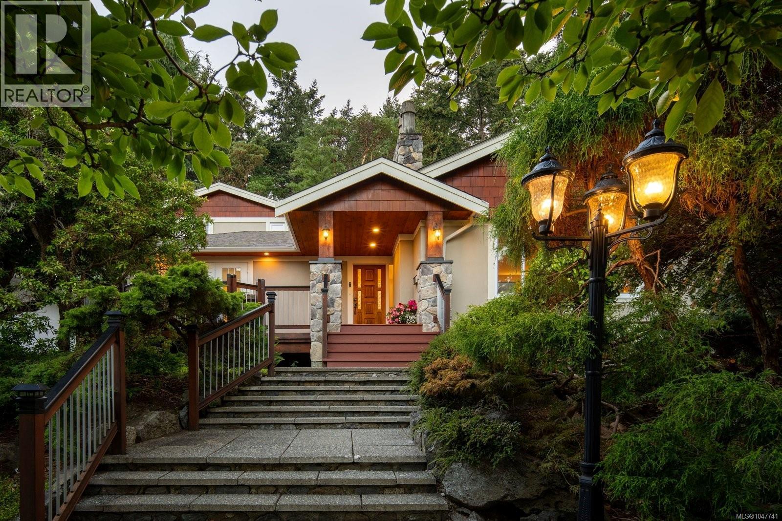 2229 Arbutus Rd E Property Photo 1