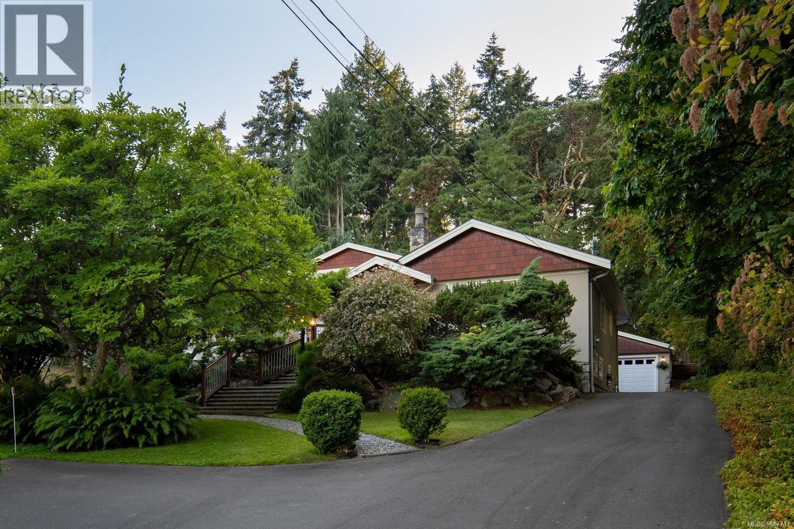 2229 Arbutus Rd E Property Photo 2