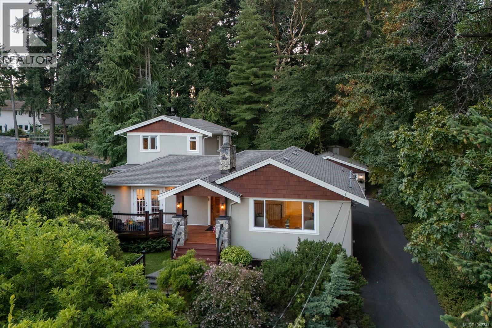 2229 Arbutus Rd E Property Photo 3