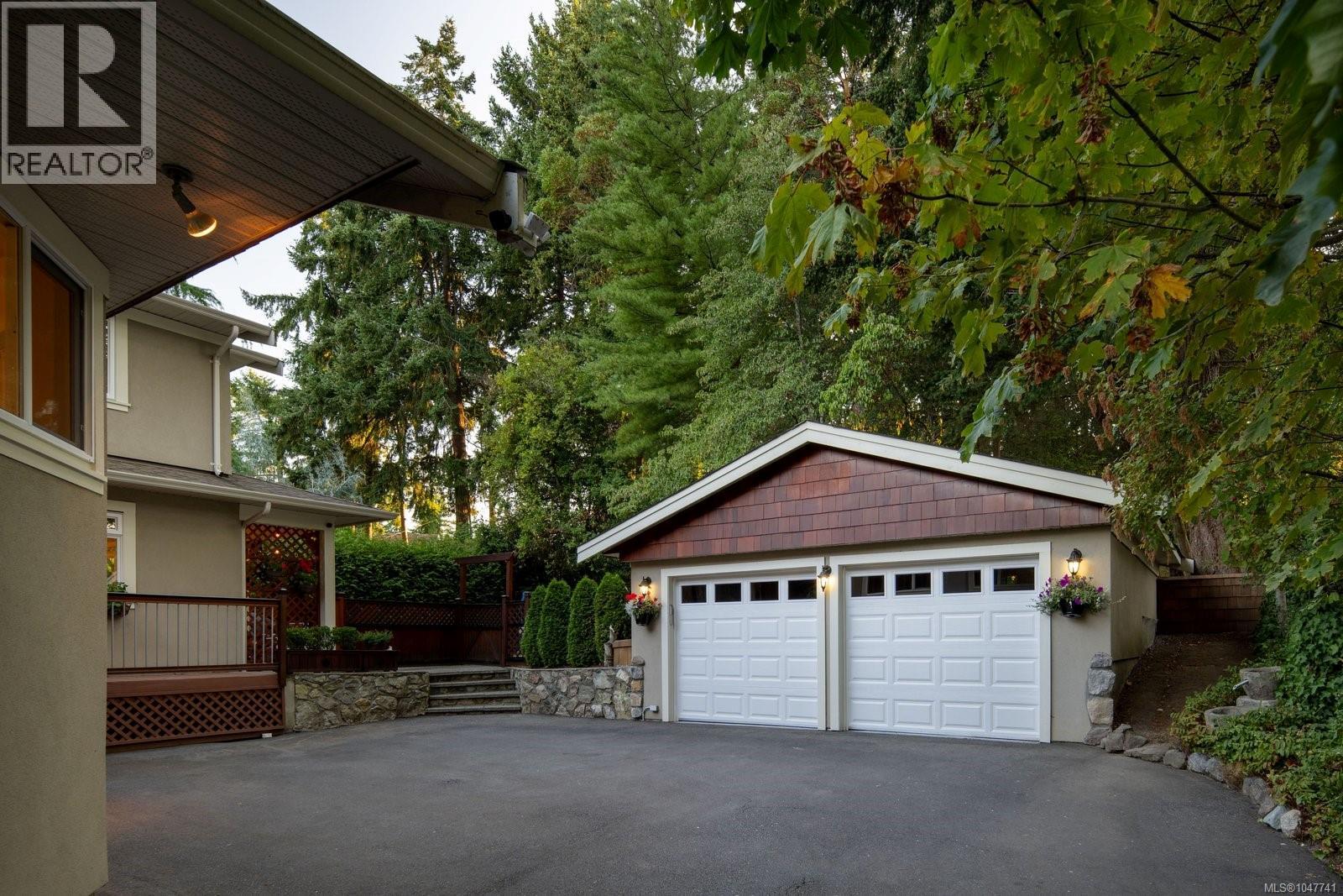 2229 Arbutus Rd E Property Photo 4
