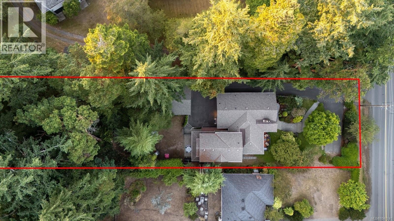 2229 Arbutus Rd E Property Photo 5