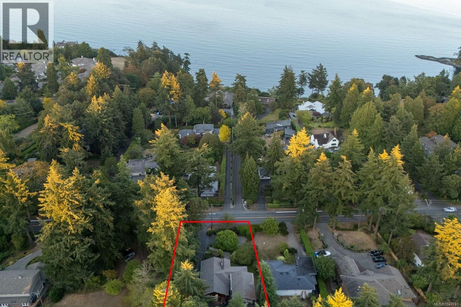 2229 Arbutus Rd E Property Photo 6