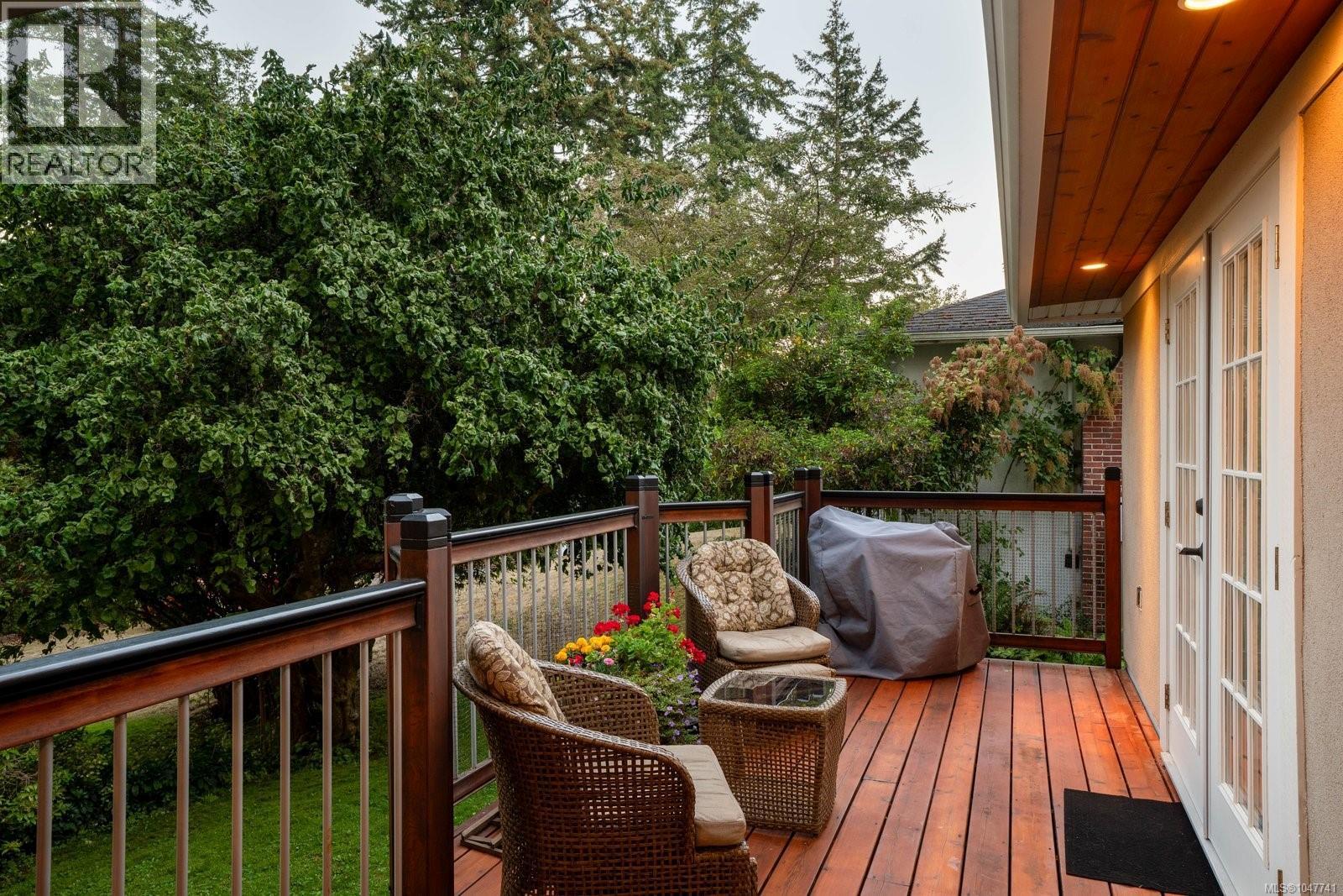 2229 Arbutus Rd E Property Photo 9