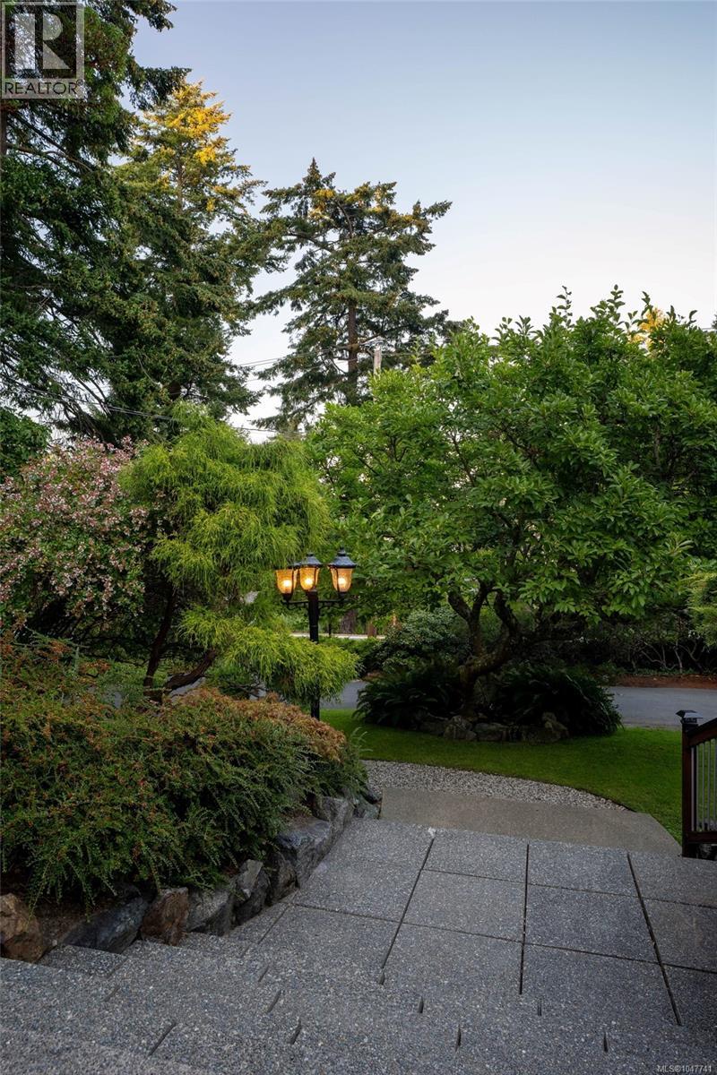 2229 Arbutus Rd E Property Photo 10