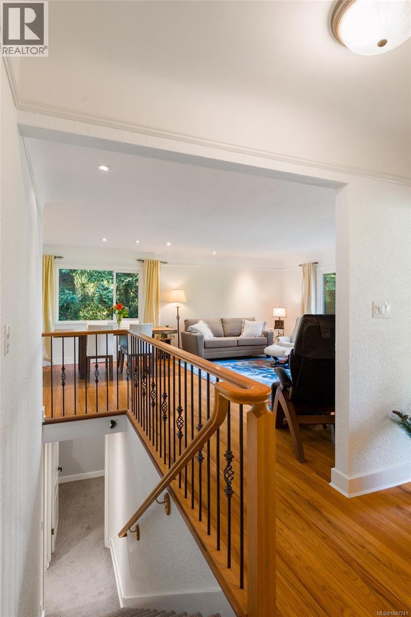 2229 Arbutus Rd E Property Photo 18