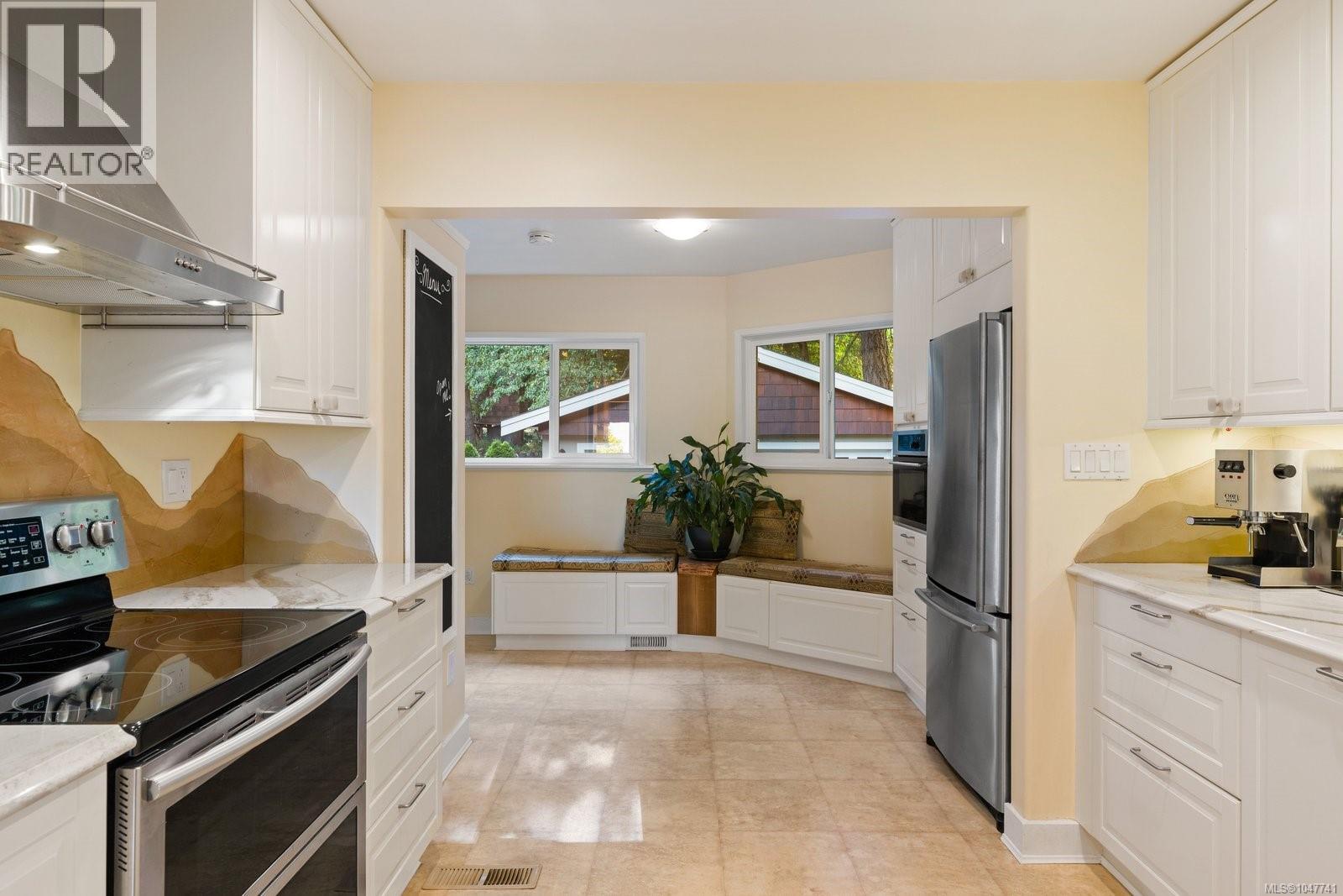 2229 Arbutus Rd E Property Photo 24