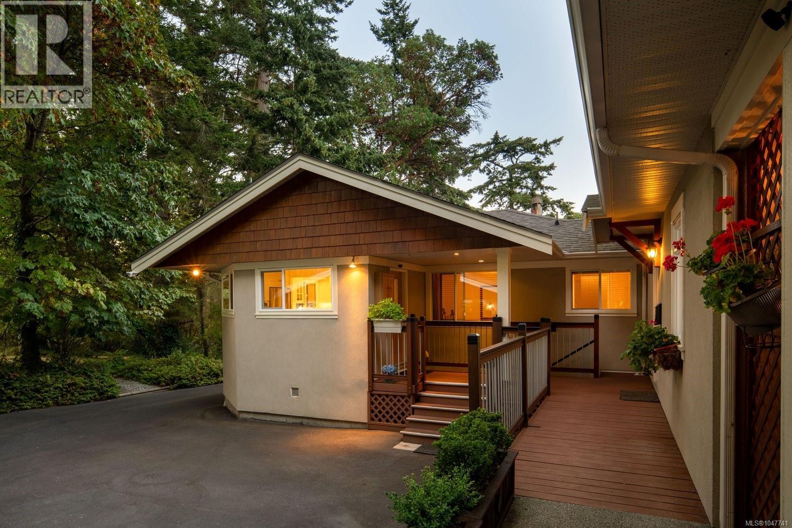 2229 Arbutus Rd E Property Photo 44