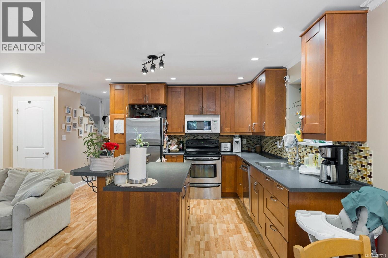 2229 Arbutus Rd E Property Photo 48