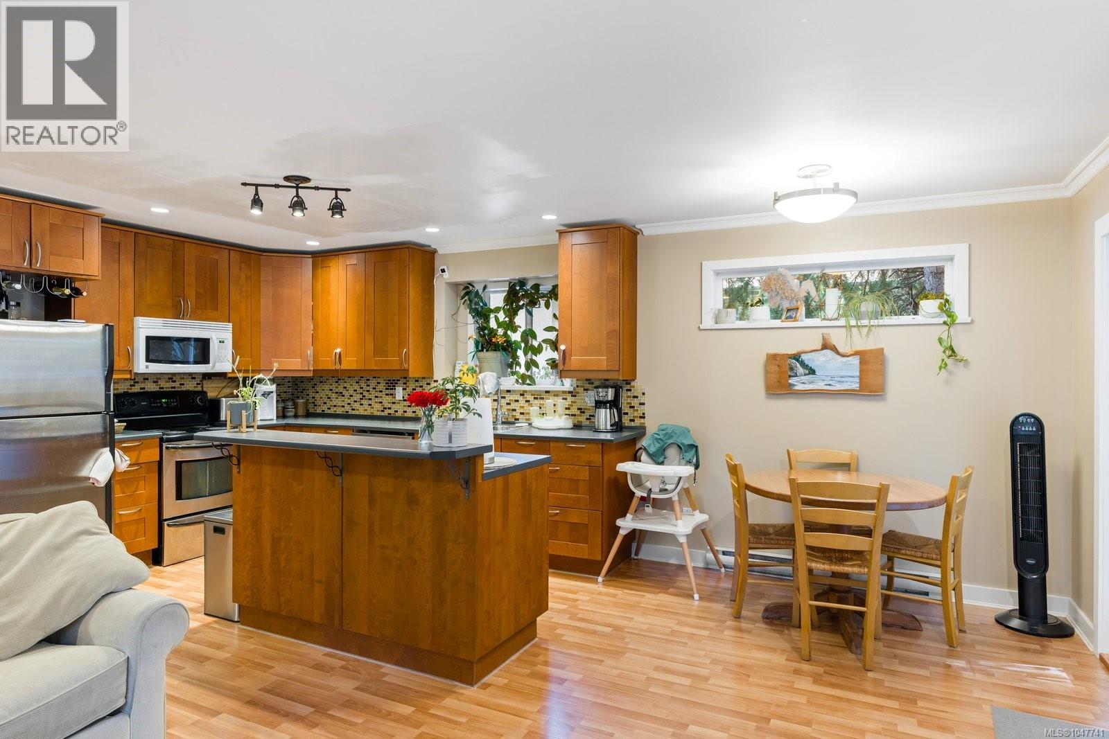 2229 Arbutus Rd E Property Photo 49