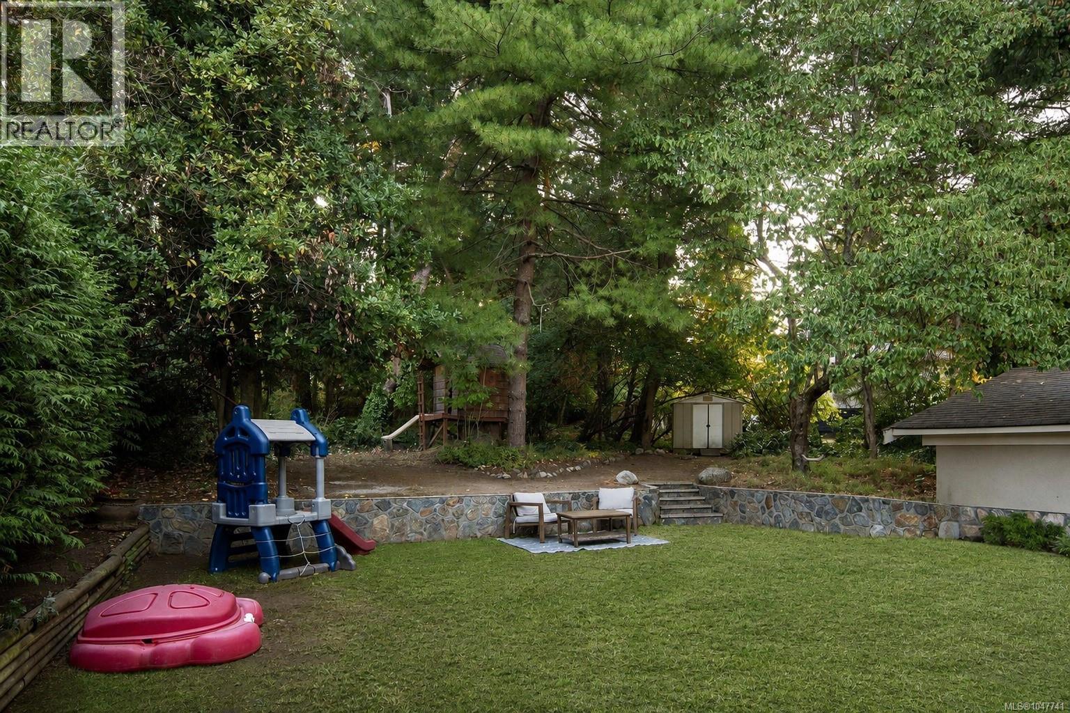 2229 Arbutus Rd E Property Photo 52