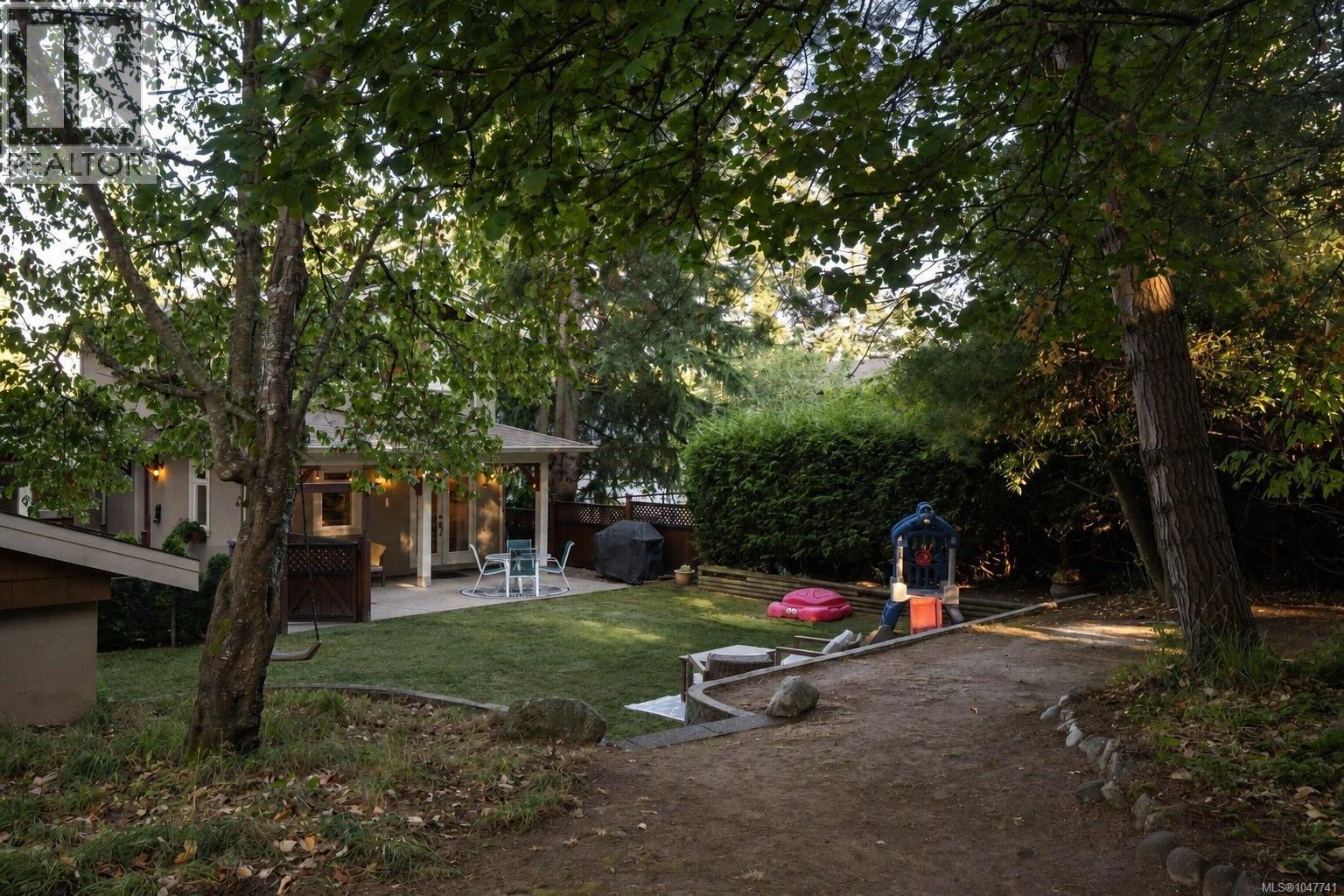 2229 Arbutus Rd E Property Photo 55