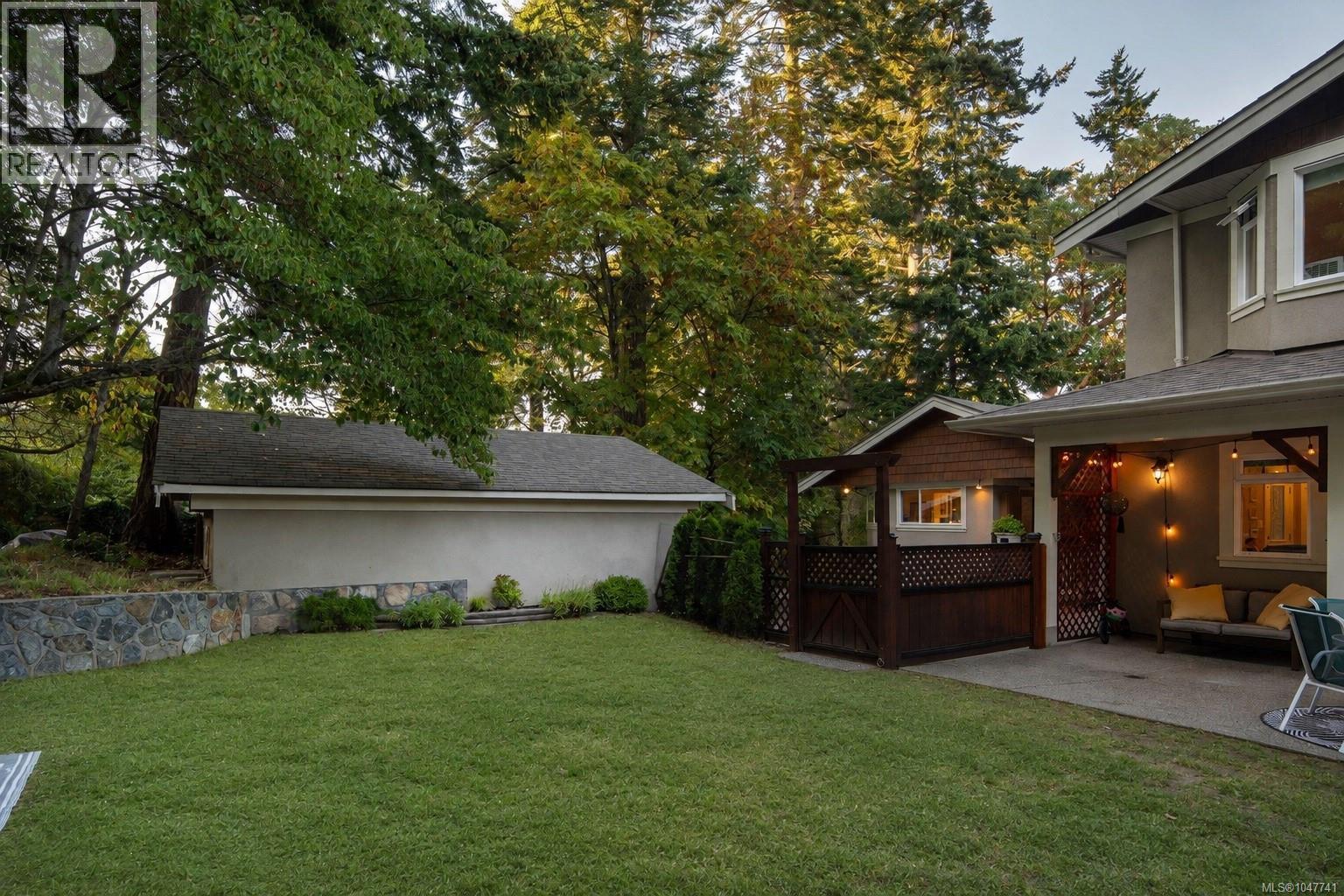 2229 Arbutus Rd E Property Photo 56