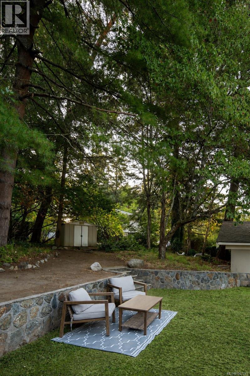 2229 Arbutus Rd E Property Photo 57