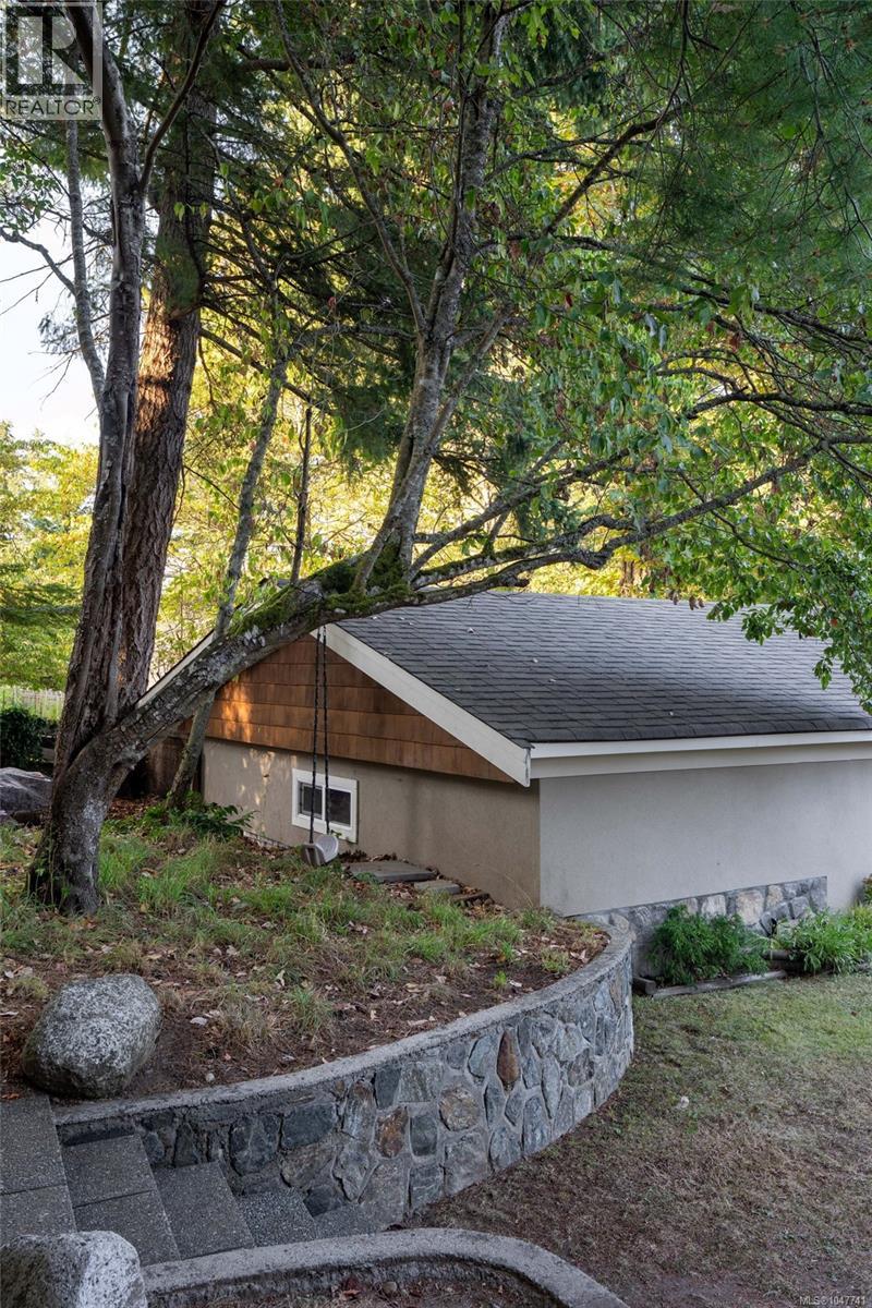 2229 Arbutus Rd E Property Photo 58