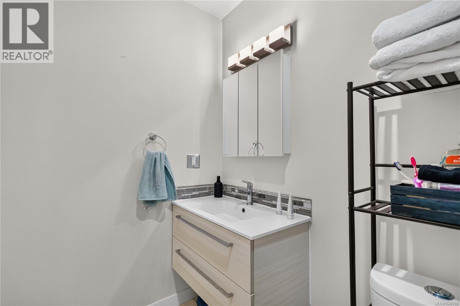 405 103 Gorge Rd E Property Photo 17