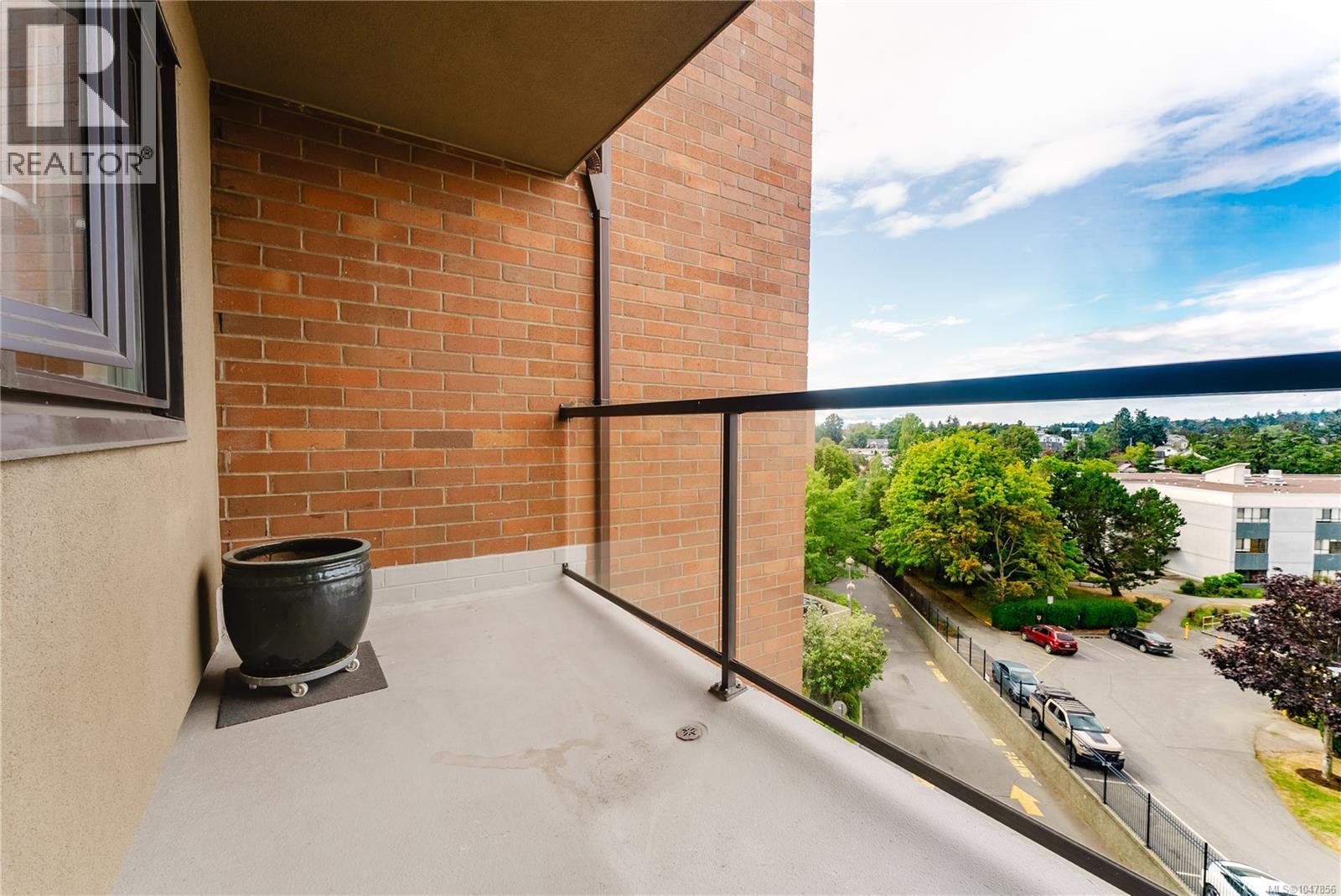 508 103 Gorge Rd E Property Photo 4