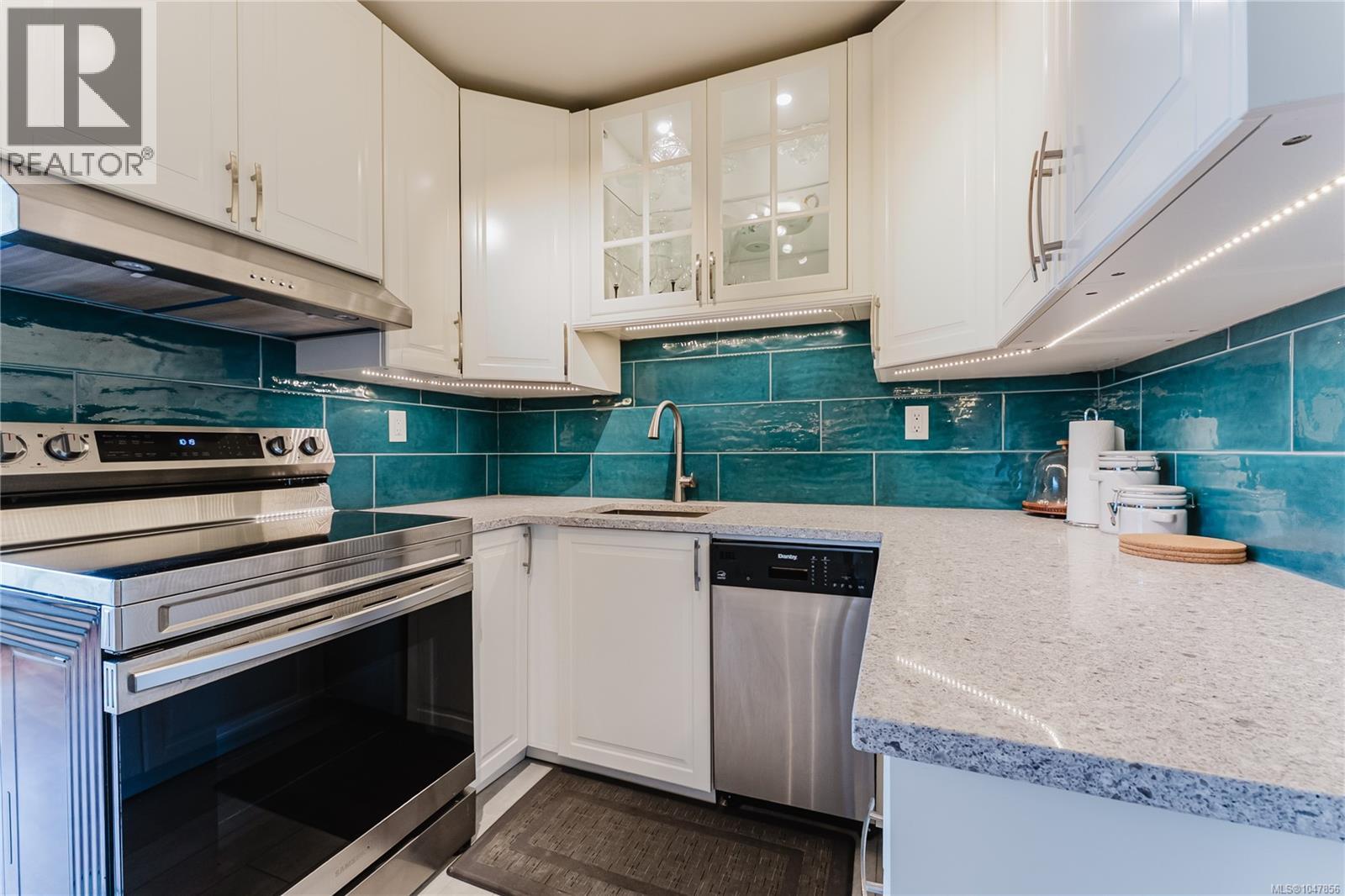 508 103 Gorge Rd E Property Photo 6