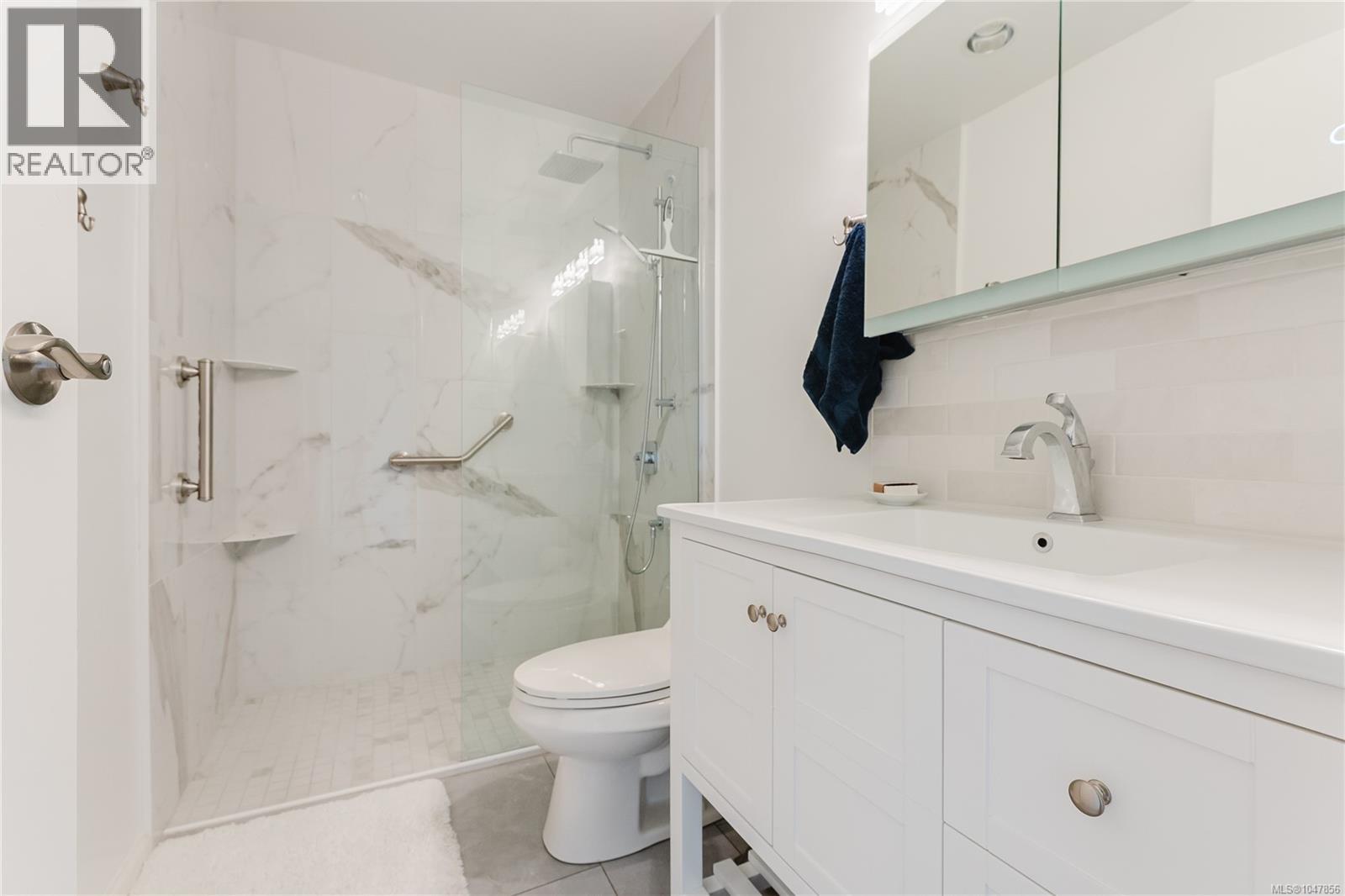 508 103 Gorge Rd E Property Photo 13