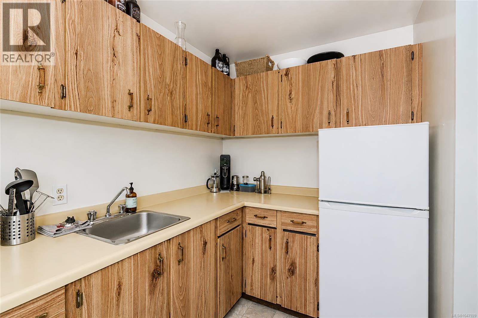 208 2515 Alexander St Property Photo 4
