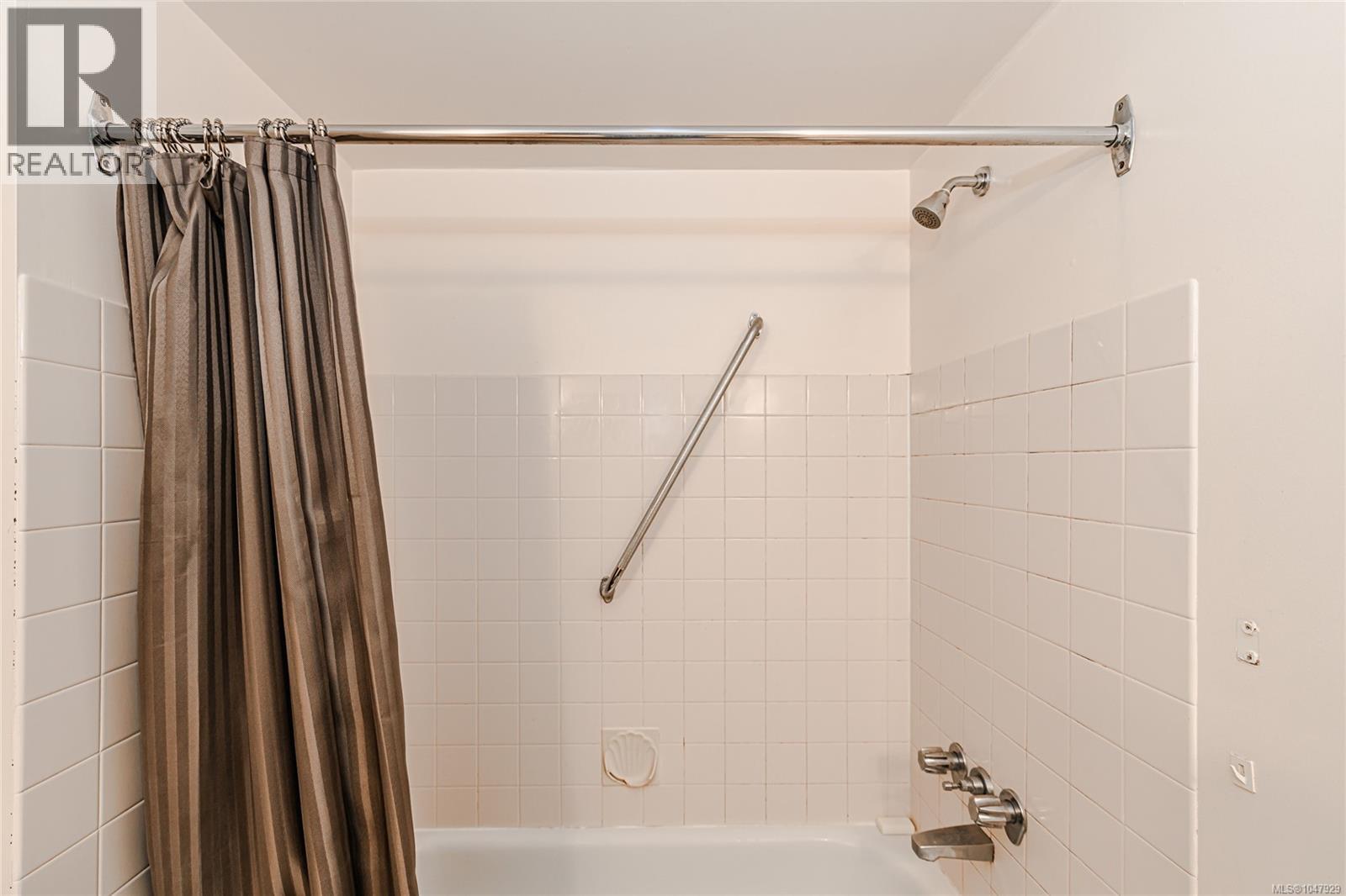 208 2515 Alexander St Property Photo 16