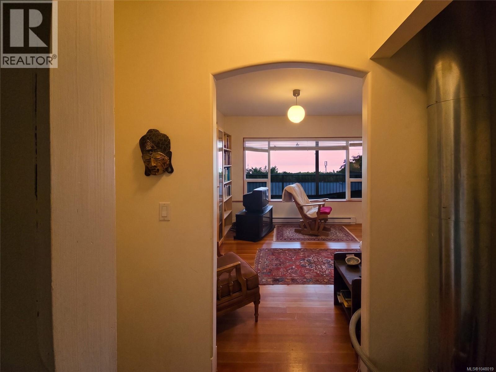 585 1st St Property Photo 8