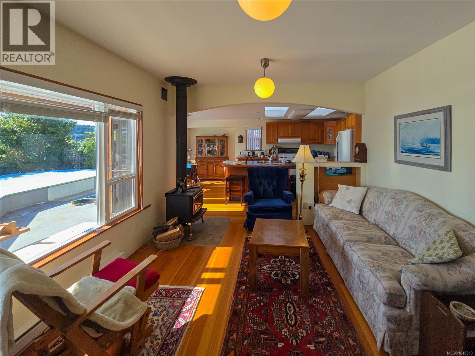 585 1st St Property Photo 12