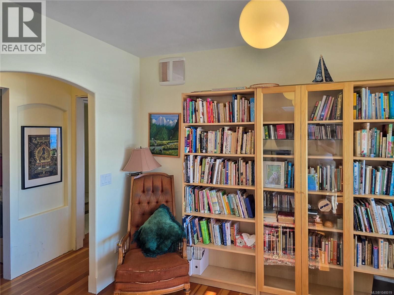 585 1st St Property Photo 17