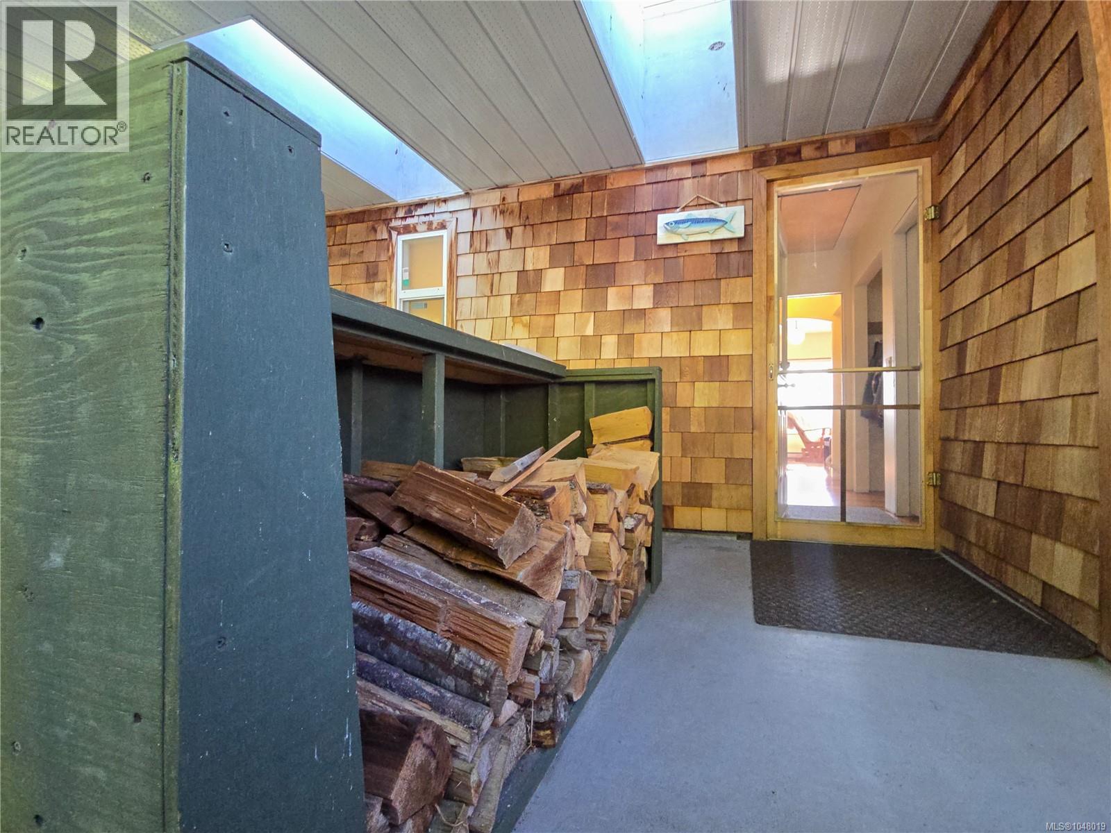 585 1st St Property Photo 60