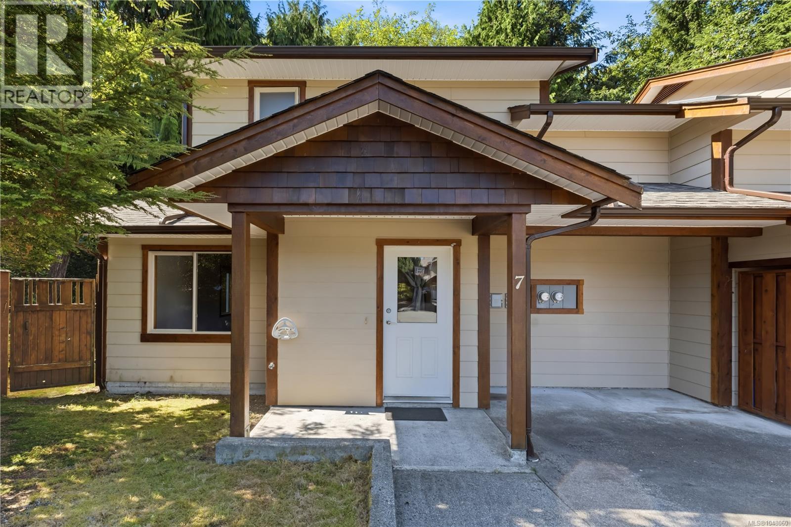 7 1626 Holly Cres Property Photo 1
