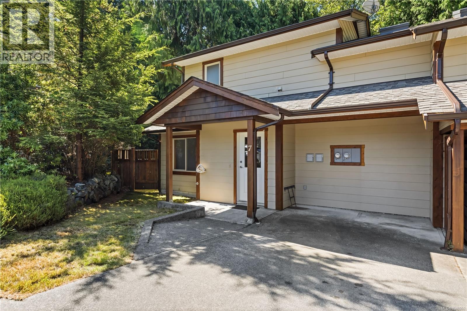 7 1626 Holly Cres Property Photo 2