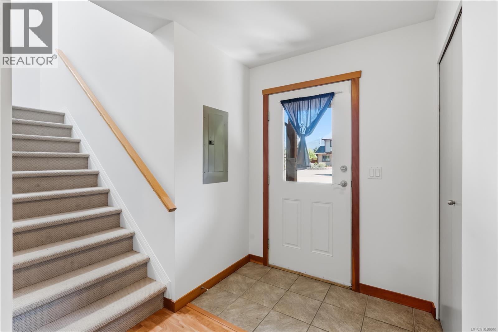 7 1626 Holly Cres Property Photo 10