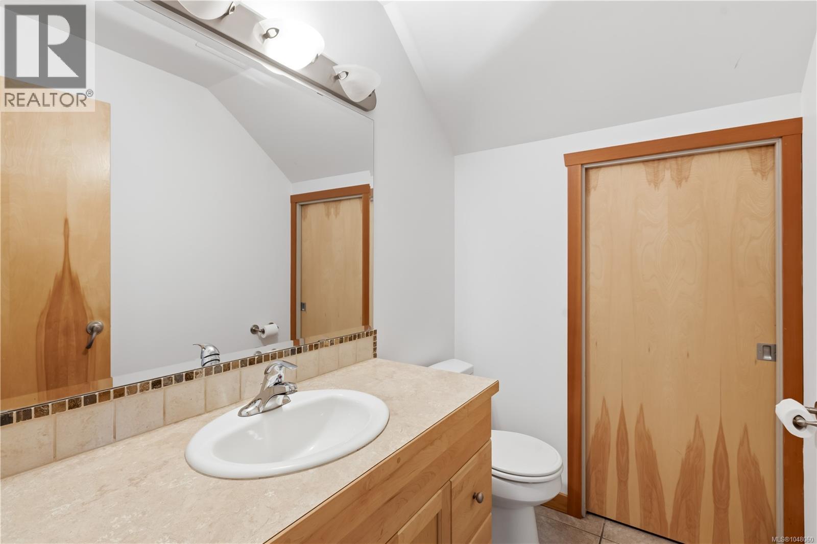 7 1626 Holly Cres Property Photo 16