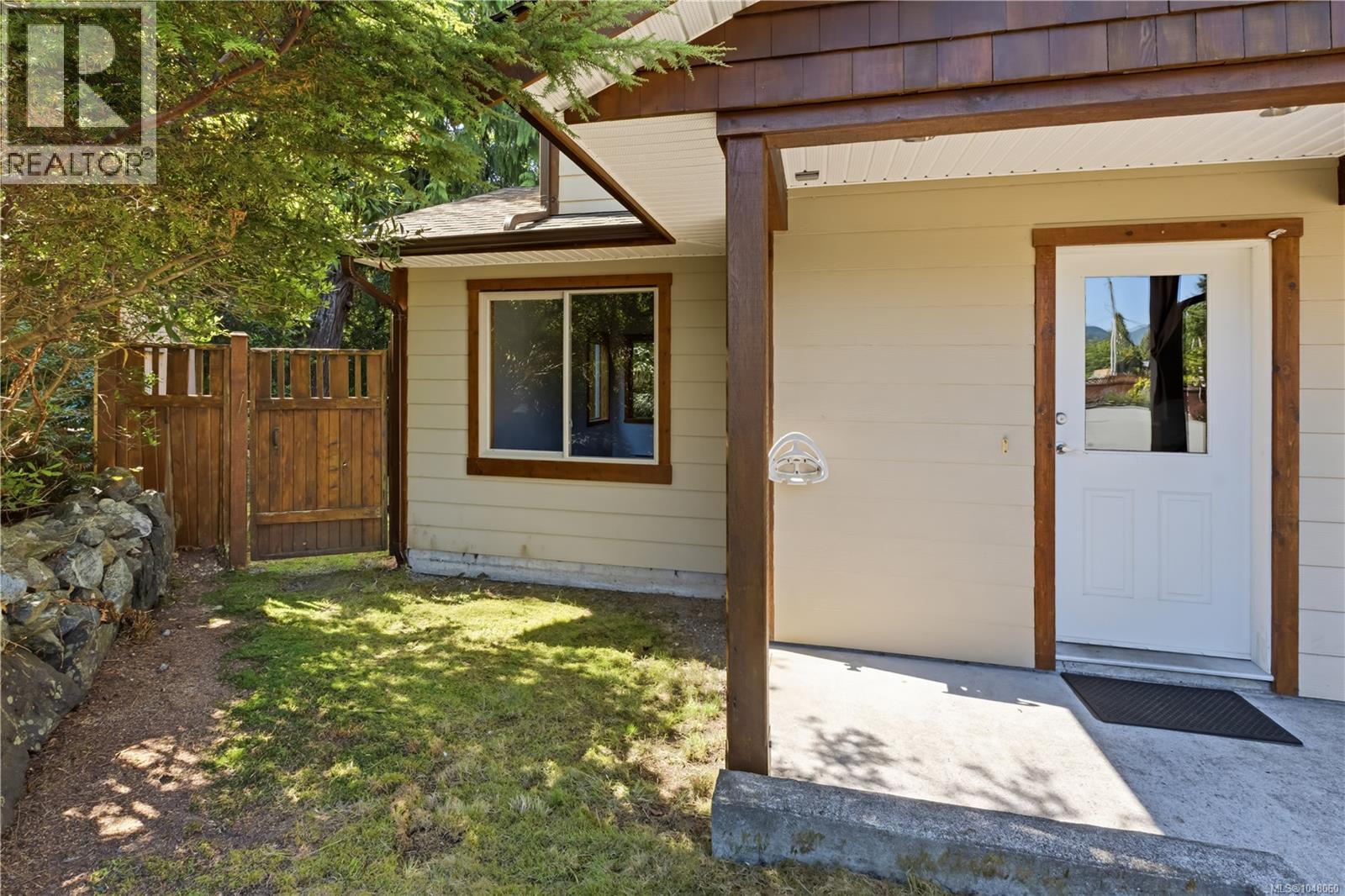 7 1626 Holly Cres Property Photo 22