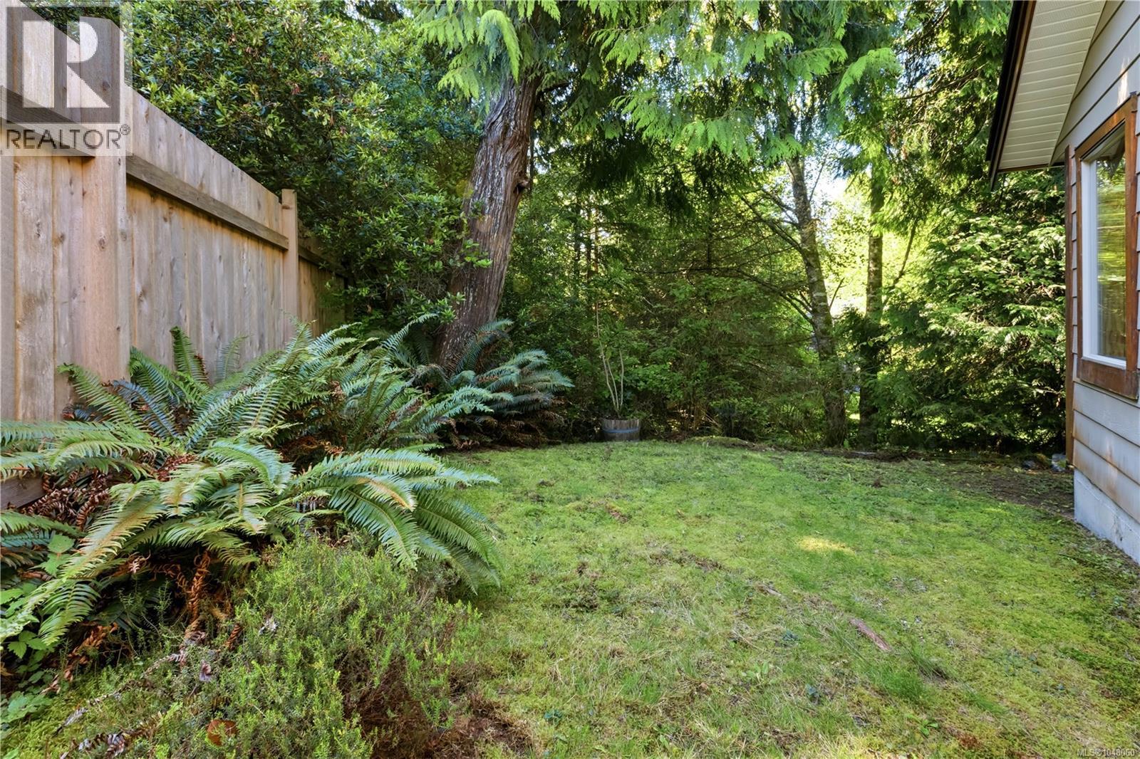 7 1626 Holly Cres Property Photo 23