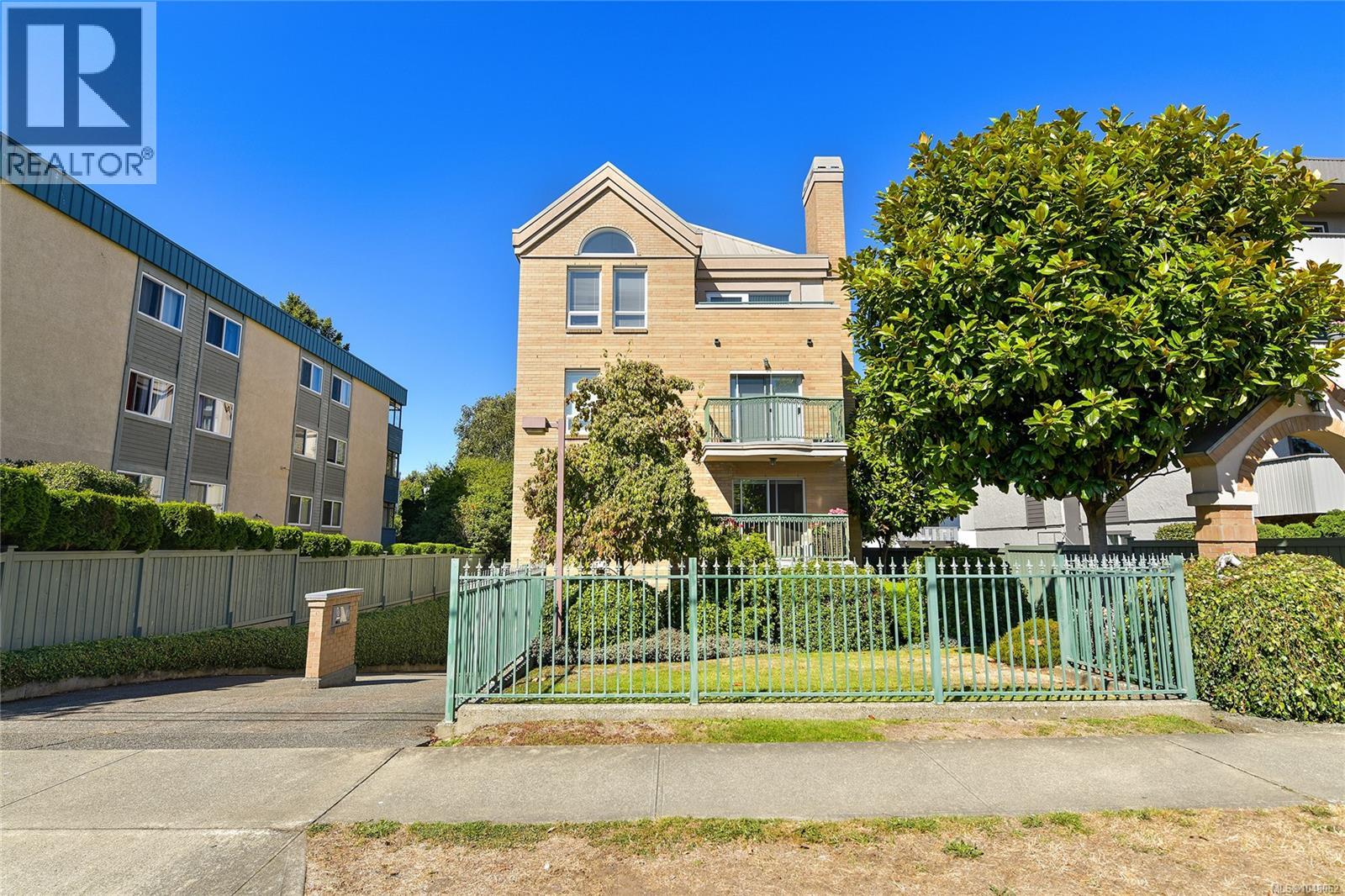204 1037 Richardson St Property Photo 2